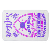 ソフトボールを持つ女の子を決して過小評価しな遊いこと バスマット (正面)