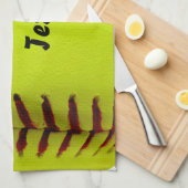 ソフトボールイエローソフトボールのスポーツチームコーチ キッチンタオル (四つ折り)