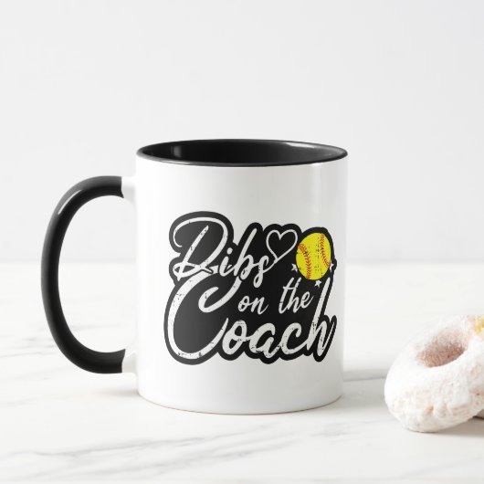 ソフトボールコーチの妻 コーチに優先権 マグカップ (ドーナツ)