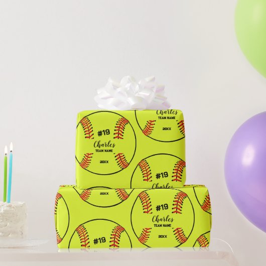 ソフトボール選手の名前をカスタムする番号とチーム ラッピングペーパー (パーティーギフト)