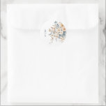 ソフトミュート自然トーンフローラウォーター結婚カラー ラウンドシール<br><div class="desc">モモ、ベージュ、ダスティーエレガントブルー、ソフトグリーンなど結婚のミュートされたパステルの調和のとれたブレンドを特徴とする、この水色の封筒用シールのシールで特別な日を高める。繊細なフローラデザインは、穏やかで自然な美学を生み出し、暖かくtouchのあるロマンチックで時間を要しない外観を求めるカップルに最適自然である。忘れられないお祝いのトーンを設定するには、この美しい招待をパーソナライズする。このデザインを取り上げたカスタマイズや追加感じ品は自由に連絡お願いする。</div>