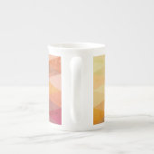 ソフト三角形のジオメトリパターン |モノグラムの | ボーンチャイナマグカップ (裏面)