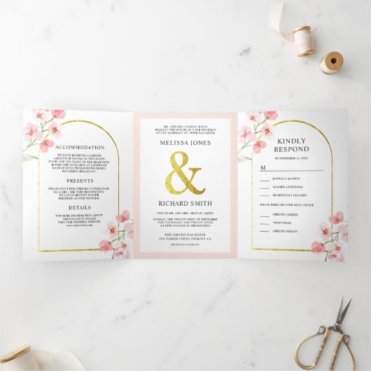 ソフト赤面ピンクさくらんぼブロッサムフローラ結婚アーチ 三つ折り招待状 (内部)