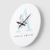 ソフト赤面ブルーフローラアルファベット名文字A ラージ壁時計 (傾斜)