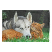 ソマリ猫とシベリアのハスキーのかわいい友達が寄り添う 枕カバー (裏面)