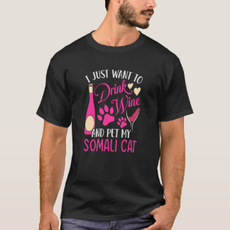 ソマリ猫の世話をしながらワインを飲む 猫好きな人への猫ママユーモア Tシャツ