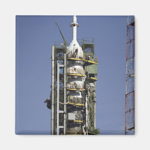 ソユーズロケットは位置に立てられる マグネット