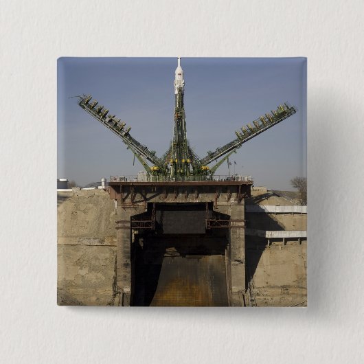 ソユーズロケットは位置3に立設される 缶バッジ (正面)