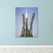 ソユーズロケットは位置4に立てられる キャンバスプリント (インサイチュ (ウッドフロア))