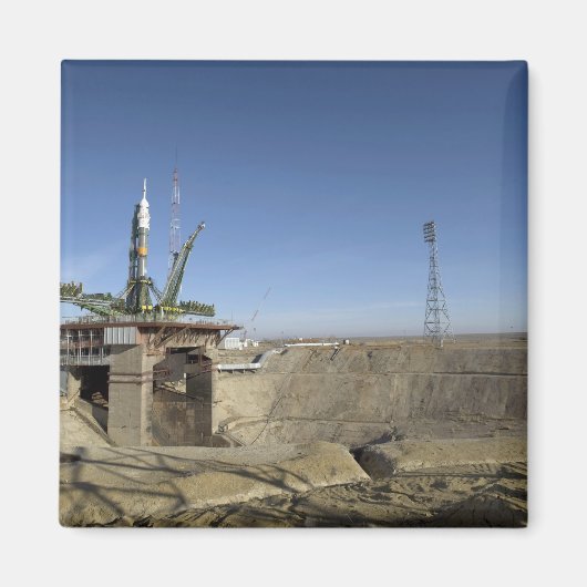 ソユーズロケットは位置5に立てられる マグネット (正面)