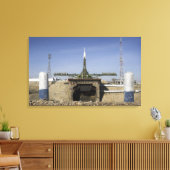 ソユーズロケットは位置6に立てられる キャンバスプリント (インサイチュ (リビング))