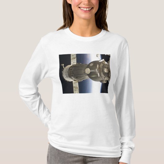 ソユーズ宇宙船が地球によってバックドロップ Tシャツ (正面)