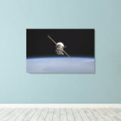 ソユーズTMA-11宇宙船は地球の水平上空に キャンバスプリント (インサイチュ (ウッドフロア))