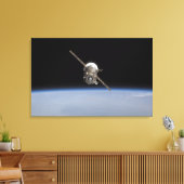 ソユーズTMA-11宇宙船は地球の水平上空に キャンバスプリント (インサイチュ (リビング))