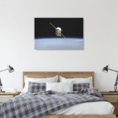 ソユーズTMA-11宇宙船は地球の水平上空に キャンバスプリント (インサイチュ (寝室))