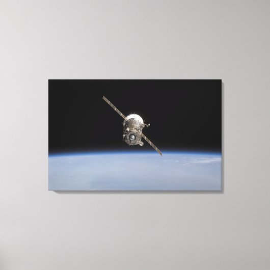 ソユーズTMA-11宇宙船は地球の水平上空に キャンバスプリント (正面)