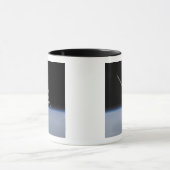 ソユーズTMA-11宇宙船は地球の水平上空に マグカップ (中央)