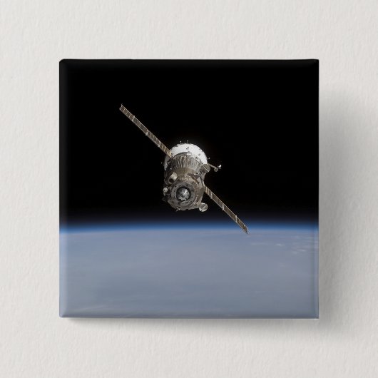ソユーズTMA-11宇宙船は地球の水平上空に 缶バッジ (正面)