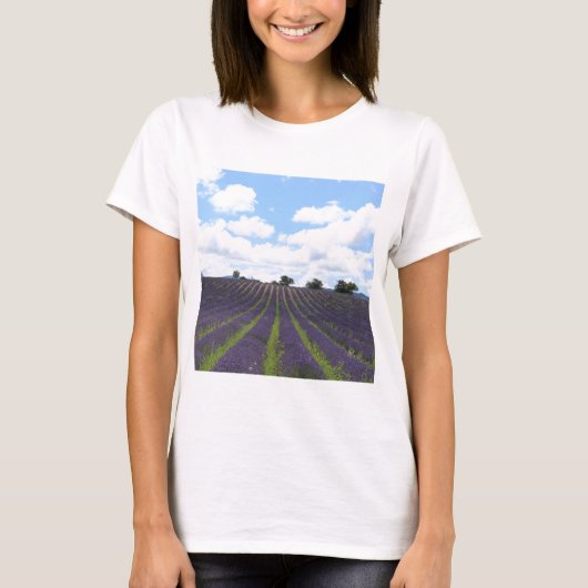 ソルトの近くの紫色のラベンダー畑 Tシャツ (正面)