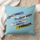 ソロハイキング、あなたのペース、あなたのリズム、自由。 クッション (ブランケット)