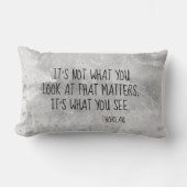 ソロー文学引用文グレー絵を描(ばちゃばちゃ)跳ねるデザイン ランバークッション (正面)