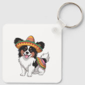 ソンブレロとサラペを着たフィエスタパピヨン犬 キーホルダー (裏面)