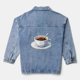 ソーサー付きの白いコーヒーカップにコーヒーを注いだ様子 デニムジャケット