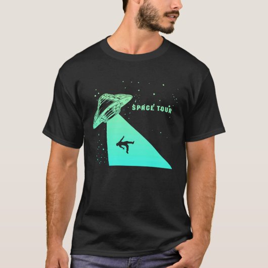 ソーサ飛んでいるーUFO宇宙飛行士はエイリアン7 Tシャツ (正面)