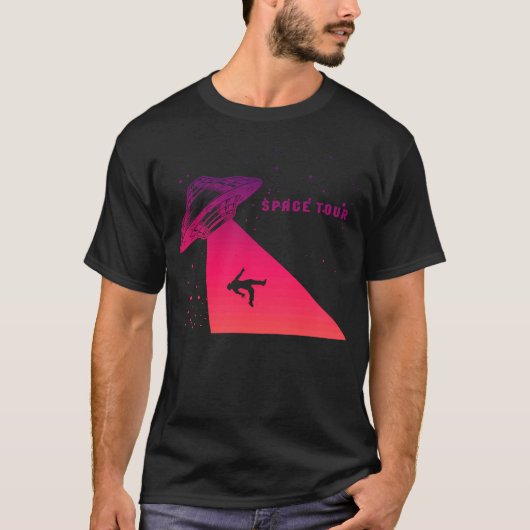 ソーサ飛んでいるーUFO宇宙飛行士はエイリアン8 Tシャツ (正面)