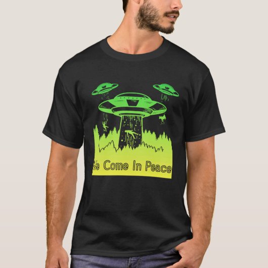 ソーサ飛んでいるーUFO宇宙飛行士はエイリアン9 Tシャツ (正面)
