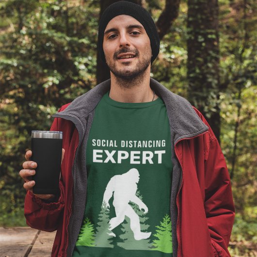 ソーシャルディスタンシングの達人サスカッチ Tシャツ