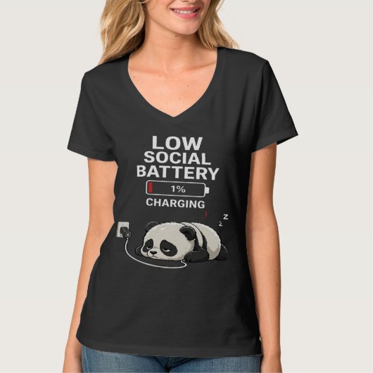 ソーシャルバッテリーが低いパンダTシャツ Tシャツ (正面)