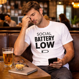 ソーシャルバッテリーが低下中 おもしろい内向的Tシャツ Tシャツ