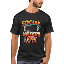ソーシャルバッテリーが切れ気味 ユーモアあふれる内向的デザインTシャツ