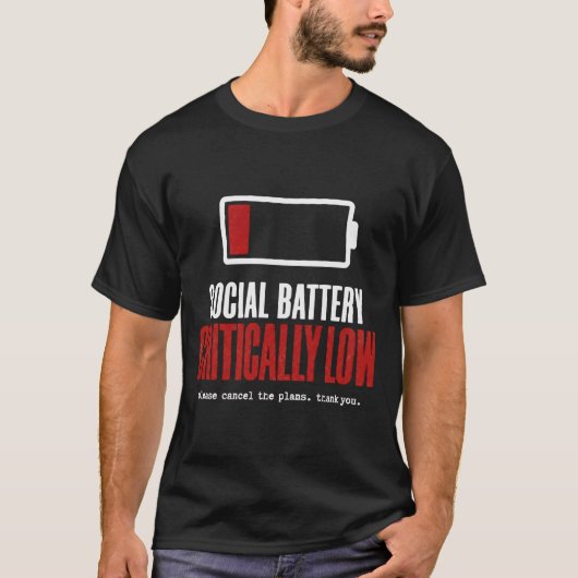 ソーシャルバッテリーが深刻な低下 Funny Introvert Tシャツ (正面)