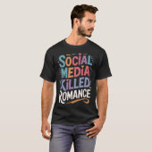 ソーシャルメディアがロマンスを殺した Tシャツ (正面フル)