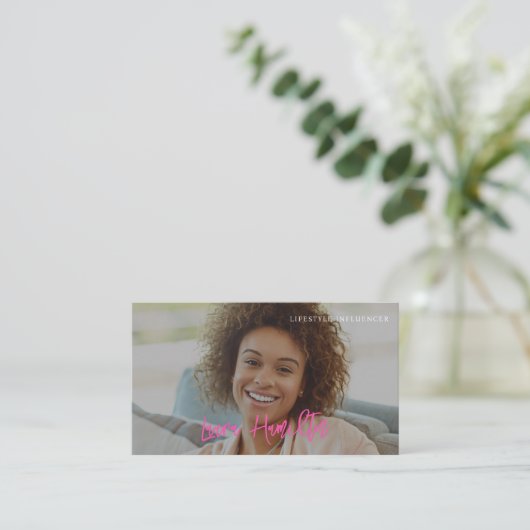 ソーシャルメディアのインフルエンサー写真qrコードピンク 名刺 (スタンド正面)