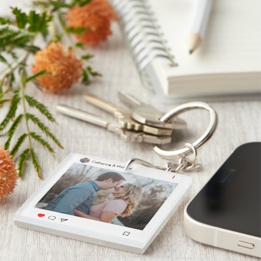 ソーシャルメディアの投稿スタイル写真と名前のカップル キーホルダー (正面右)