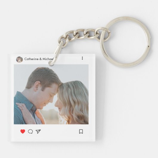 ソーシャルメディアの投稿スタイル写真と名前のカップル キーホルダー (裏面)