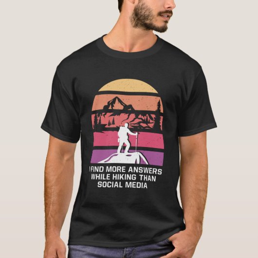 ソーシャルメディアよりもハイキングHiker Antisocia Tシャツ (正面)