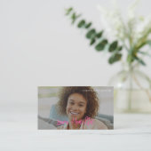 ソーシャルメディアインフルエンサー写真QRコードピンク 名刺 (スタンド正面)