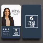 ソーシャルメディアマネージャーNavy Blueフォトロゴ 名刺<br><div class="desc">ポートレートの写真、ロゴ、モダンレイアウトを含むこのネイビーブルーの名刺で個人のブカスタムランドをプロモお洒落ート。このデザインは、ソーシャルメディア管理者、デジタルマーケター、およびブランディングプロフェッショナル向けに設計されており、クライアントが接続できるように簡単しながら、オンラインでのプレゼンスを強調する。お客様の名前、タイトル、連絡詳細、およびソーシャルメディアアイコンを使用して完全にカスタマイズ可能。ネットワーク接続やビジネスの拡大に最適。</div>