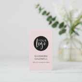 ソーシャルメディアQRコードロゴ赤面ピンク 名刺 (スタンド正面)