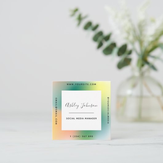 ソーシャルメディカラフルアマネージャの緑のグラデーショクールン スクエア名刺 (スタンド正面)
