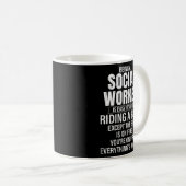 ソーシャルワーカーであることは簡単ソーシャルワークグラフィック コーヒーマグカップ (正面右)