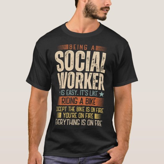 ソーシャルワーカーであることは簡単 Tシャツ (正面)