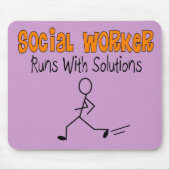 ソーシャルワーカーの"解決"のおもしろいなギフトと走ります マウスパッド (正面)