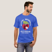 ソーシャルワーカーはお金のために問題を解決する おもしろTシャツ Tシャツ (正面フル)