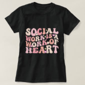ソーシャルワーカーは女性のハートの仕事である Tシャツ (デザイン正面)