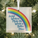 ソーシャルワーク虹の美しいクリスマスプレゼント ガラスオーナメント<br><div class="desc">ソーシャルワーカーは世界をより良い場所にする。青い空やる気を起こさせるに可愛い虹の下で美しい感動的引用文とソーシャルワークギフト。ソーシャルサーかわいらしビスクリスマスの装飾。</div>
